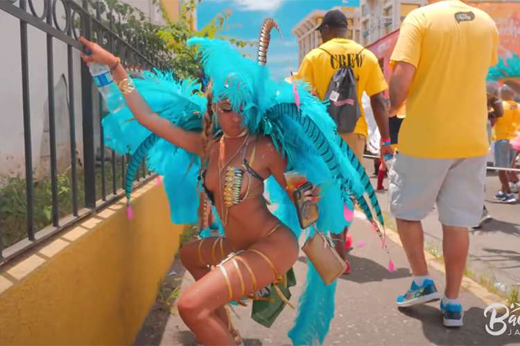 ジャマイカのサンバカーニバル「Bacchanal Jamaica」のセクシーなダンサー達