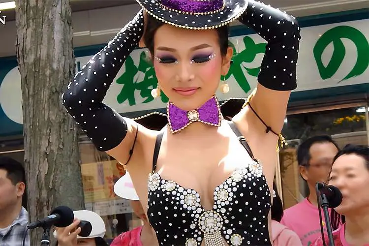 大道芸　エロ 4K動画】ヨコハマ大道芸2015でパフォーマンスをする「エスコーラ・ヂ・サンバ・サウーヂ」のサンバダンサー【