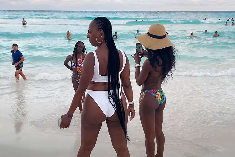 メキシコのリゾート地「Cancun Beach」で楽しむ人々を4K高画質で眺める映像