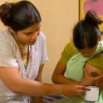 【授乳動画】インド人のお母さんがおっぱいから母乳を搾ってコップに注ぐ様子