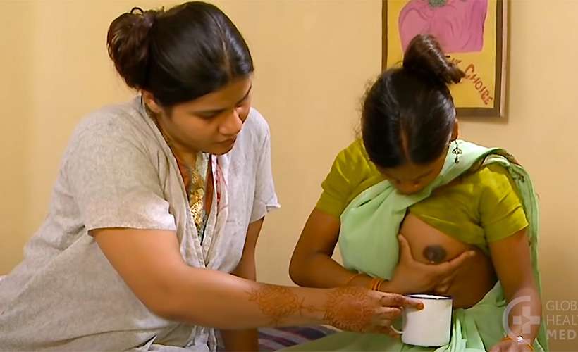 【授乳動画】インド人のお母さんがおっぱいから母乳を搾ってコップに注ぐ様子