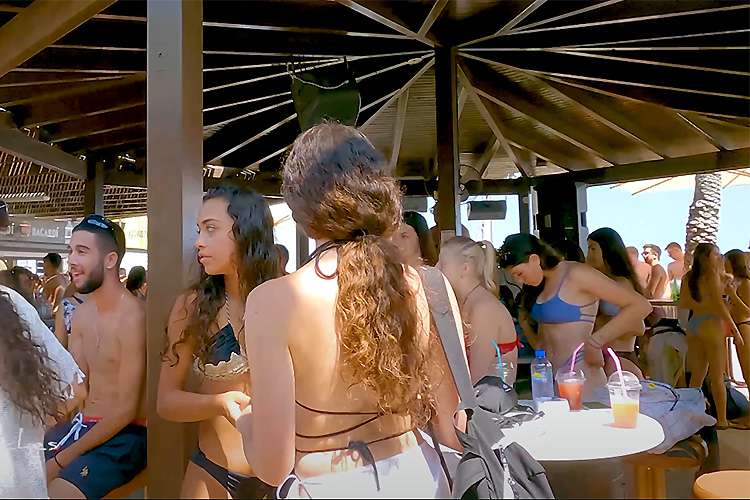 キプロス共和国のリゾート地アギアナパの人気スポット「ニッシビーチ」2021年7月の様子【BEACH PARTY Ayia Napa Cyprus Nissi BEACH July 2021】