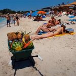 【4K映像】トップレス水着でおっぱい丸出しの女の子多数！スペインマヨルカ島のビーチをお散歩する動画