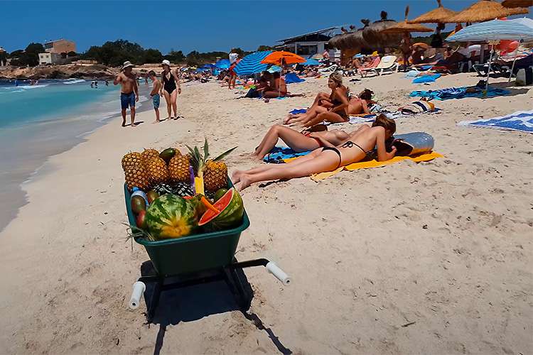【4K映像】トップレス水着でおっぱい丸出しの女の子多数！スペインマヨルカ島のビーチをお散歩する動画