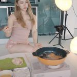 危ないよ！キャミソール&ミニスカート姿でトンカツを揚げる若い韓国女性Youtuber
