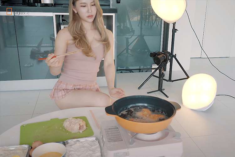 危ないよ！キャミソール&ミニスカート姿でトンカツを揚げる若い韓国女性Youtuber