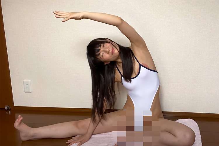 ハイレグ水着姿での自宅ヨガを公開する女性Youtuber【天津いちは】