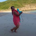 ビキニ水着をその場で生脱ぎしてノーパンノーブラでビーチを散歩する女性Youtuber【NICA EXPLORE】