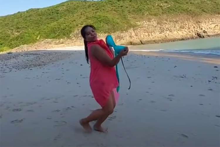 ビキニ水着をその場で生脱ぎしてノーパンノーブラでビーチを散歩する女性Youtuber【NICA EXPLORE】