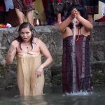 川で沐浴をするネパール人女性達【Holy Bath of Nepali Women】