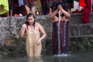 川で沐浴をするネパール人女性達【Holy Bath of Nepali Women】