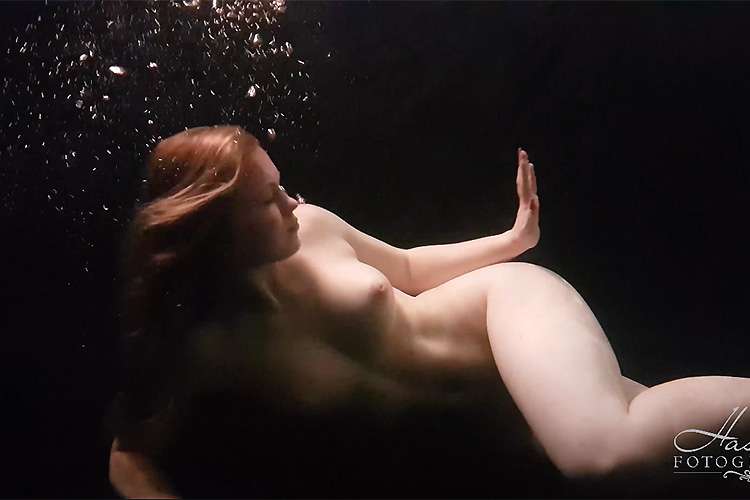 【フォトセッション】これは美しい！全裸モデルの水中での様子を撮影する様子