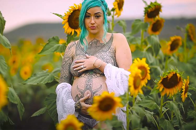 タトゥーだらけのアナーキーな女性がひまわり畑でマタニティーヌード撮影する様子【Summer McInerney】