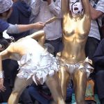 舞踏集団「ささらほうさら」がイベントで行っていた金粉ショーを撮影した動画