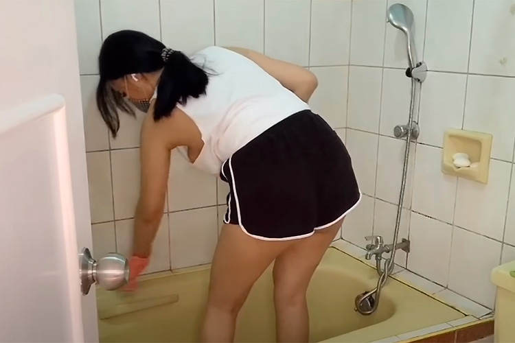 ノーブラ白タンクトップ姿で家の掃除をする巨乳女性Youtuber【MJ Siazon】