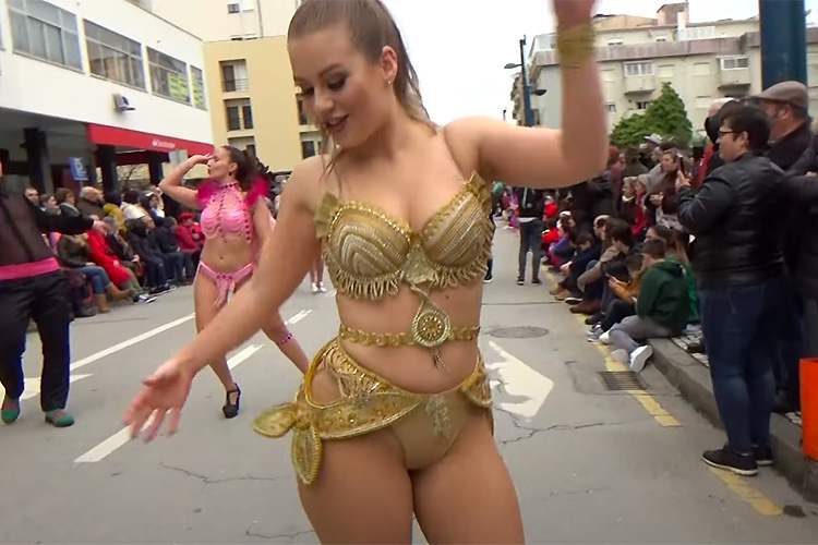 ポルトガルで開催されているお祭り「Carnival of Ovar」で踊るセクシーなサンバダンサー達