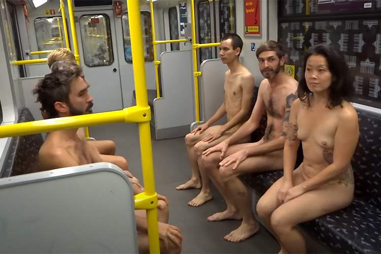 日本だったら炎上確実、全裸で地下鉄に乗る男女の団体【Naked subway ride】