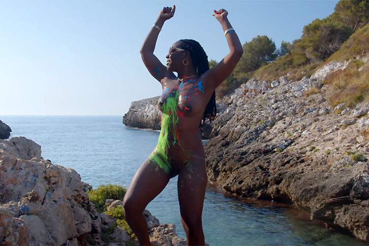 海辺で全裸になりボディーペインティングを行うスタイルの良い黒人女性【 GD Films】