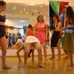 パンチラ不可避！！若い女の子たちがリンボーダンスに挑戦する動画