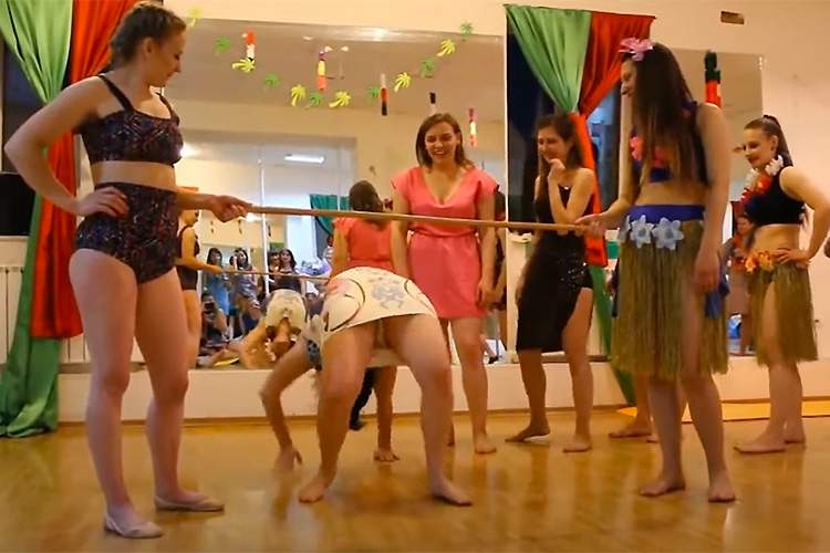 パンチラ不可避！！若い女の子たちがリンボーダンスに挑戦する動画