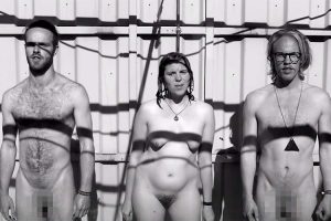 全裸の男女が冷たいシャワーを浴びながら歌うPV映像「I Fink U Freeky」【Roskilde Festival】