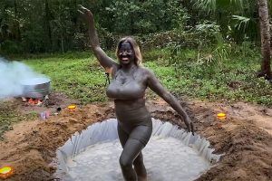 泥の温泉で身体の疲れや痛みを癒すムチムチボインな女性Youtuber【Mondragon Chiropractic】