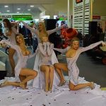 ショッピングモール内でおっぱい丸出しで踊る女性達の集団inロシア