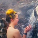 フランスのピレネー山脈辺りにある秘湯感満載な露天風呂に入る女性Youtuber【From Rust to Roadtrip】