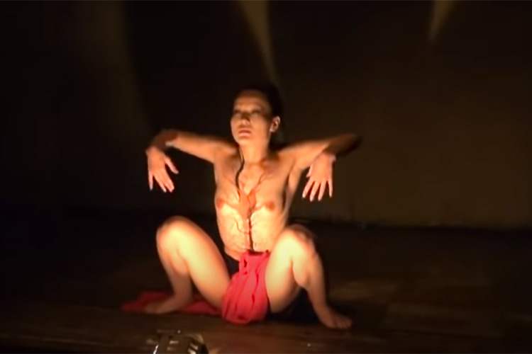 【月身】トップレス&ボディペイントで舞踏パフォーマンスをする女性アーティスト【MINA×HIBIKI×GAKU】