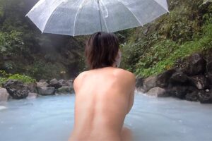 【燕温泉郷】大雨が降る中、傘を差して全裸入浴する女性Youtuber【KAO'S channel】
