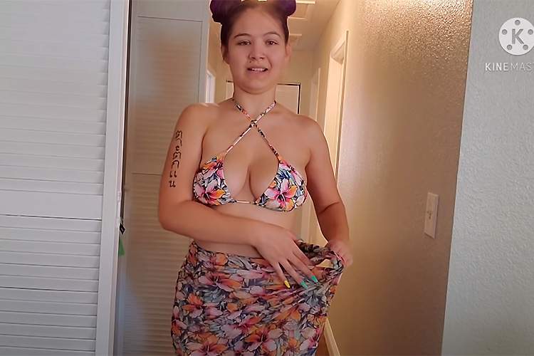 ムチムチ具合が生々しい体型の女性Youtuberが色んな水着や夏服を着用して紹介する動画【TrendT】