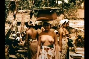 1935年に撮影されたと思われるインドネシア・バリ島の様子、現代も引き継がれる伝統舞踊「レゴン・ダンス(Legong Dance)」を舞う女性達