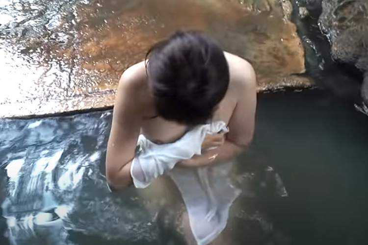 【明賀屋本館】10年前にYoutubeに投稿された乳首がチラチラ見えてる温泉訪問動画