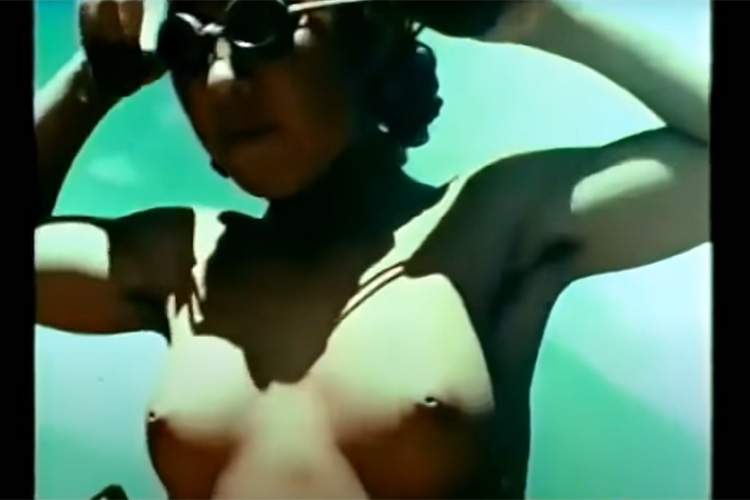 じぇじぇじぇ！パンツ一丁、おっぱい丸出しで海に潜る海女さんのレトロ映像