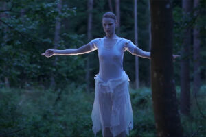 ノーブラ白塗り女性が森の中で乳首ビンビンに勃たせつつ舞踏パフォーマンス