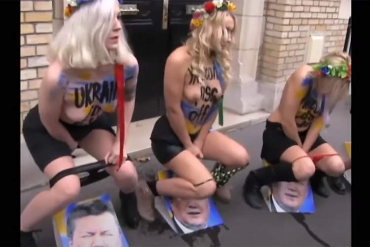 【ご褒美やんか】大統領の顔にオシッコ！？ウクライナ女性ヌーディスト抗議団体「FEMEN」が行ったマジキチ路上パフォーマンス