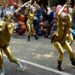 【ささらほうさら】野毛大道芸2013で行った金粉ショーを外国人旅行者の方が撮影した動画