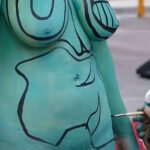 毎年オーストリアで開催されている「World Bodypainting Festival」にて全裸にペイントされる巨乳女性