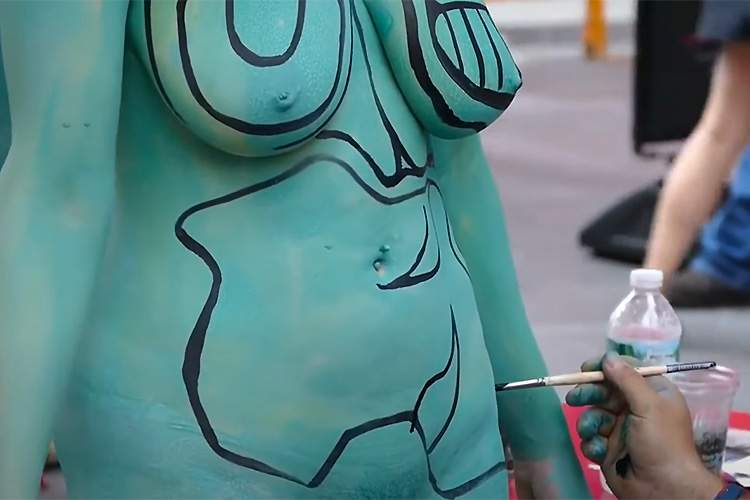 毎年オーストリアで開催されている「World Bodypainting Festival」にて全裸にペイントされる巨乳女性