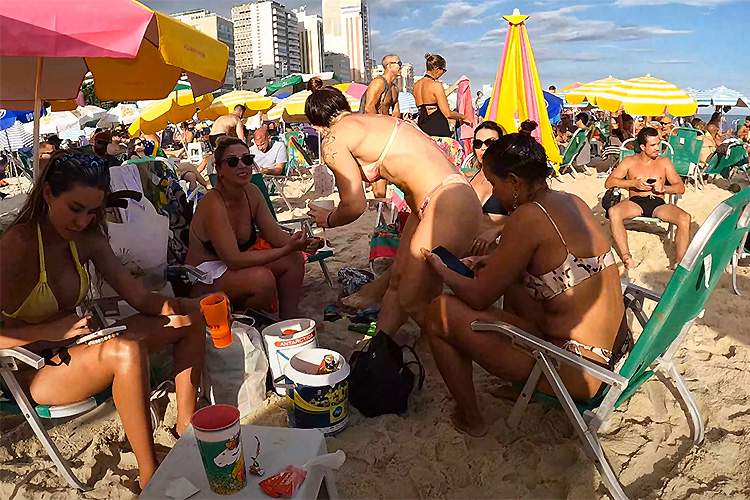 2022年2月リオデジャネイロの「Leblon Beach」を土曜日の夕方に撮影した動画、マスク率ほぼゼロ