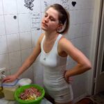 えちえちな格好で料理をするウクライナのカップルYoutuber【FAMILY LAPKIN】