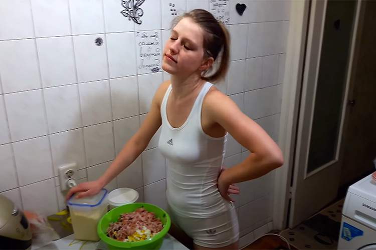 えちえちな格好で料理をするウクライナのカップルYoutuber【FAMILY LAPKIN】