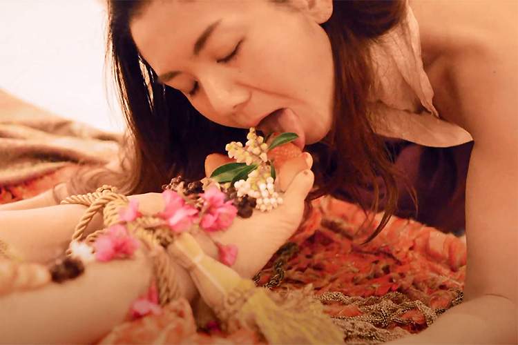 緊縛した女体にフルーツを盛り付け食す･･･祈結師として活動されている白鳥紗也子さんの映像作品「縄と蜜の実験室〈壱〉女体曼荼羅」