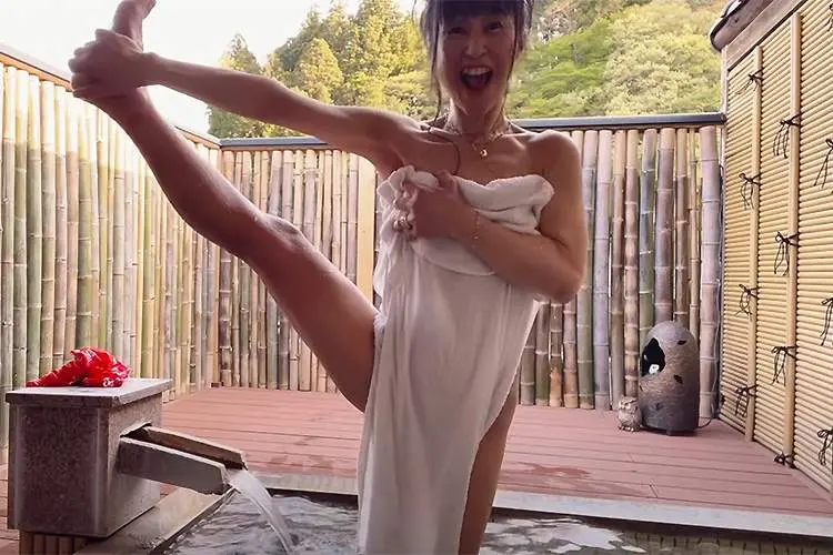 笑顔　露出放送事故　乳首 