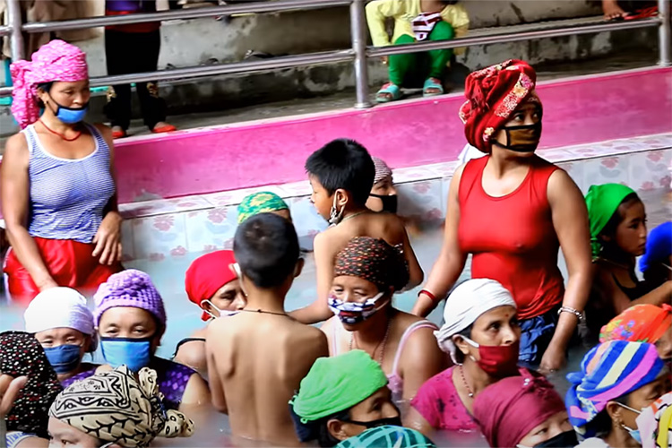 「密です！」熟女の透け乳首がたくさん見られるネパールの温泉撮影動画【Scot Nepal】