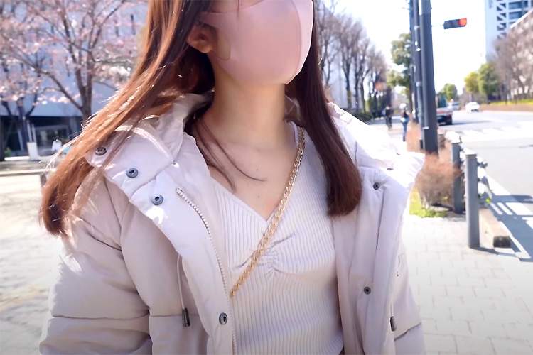 ノーブラ状態で桜を見ながらお散歩するセクシー系Youtuber【ナースれい@えちえち診療所】