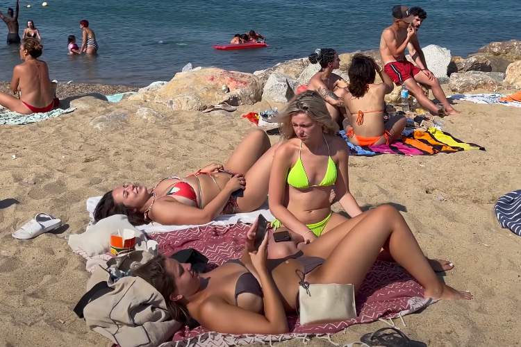 【4K】おっぱいを探せ！トップレスの女の子がチラホラ居るスペイン・バルセロナの2022年ビーチ映像【Walk-richard】