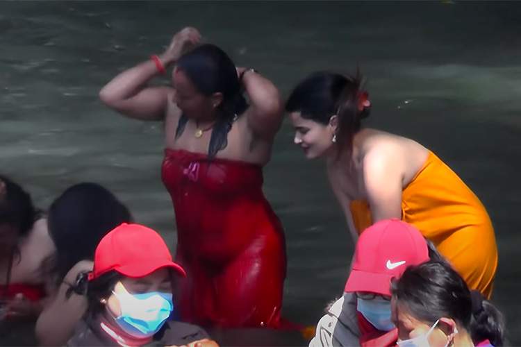 ネパールの行水の様子、留学生っぽい女の子が躊躇いがちに水に漬かる様子が初々しくてぐっと来る【Kalakhabar TV】