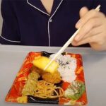 ノーブラパジャマ姿で200円の激安弁当を黙々と食べる熟女Youtuber【熟熟ですがナニか❤︎】