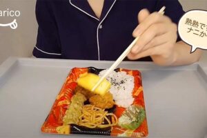 ノーブラパジャマ姿で200円の激安弁当を黙々と食べる熟女Youtuber【熟熟ですがナニか❤︎】